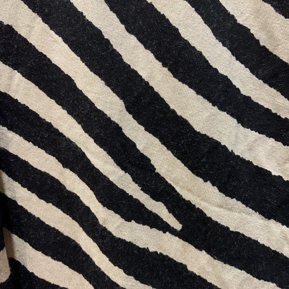 H&M top Short Sleeve Top Zebra print top Size UK M Black and Beige stripes - Picture 3 of 5